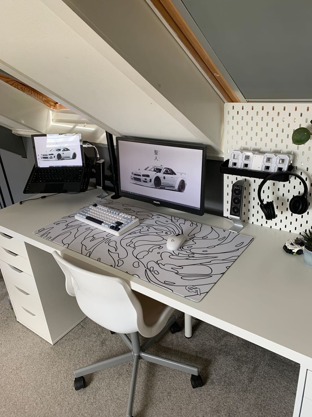 Customer photo review of White Monochrome Swirl Mousepad