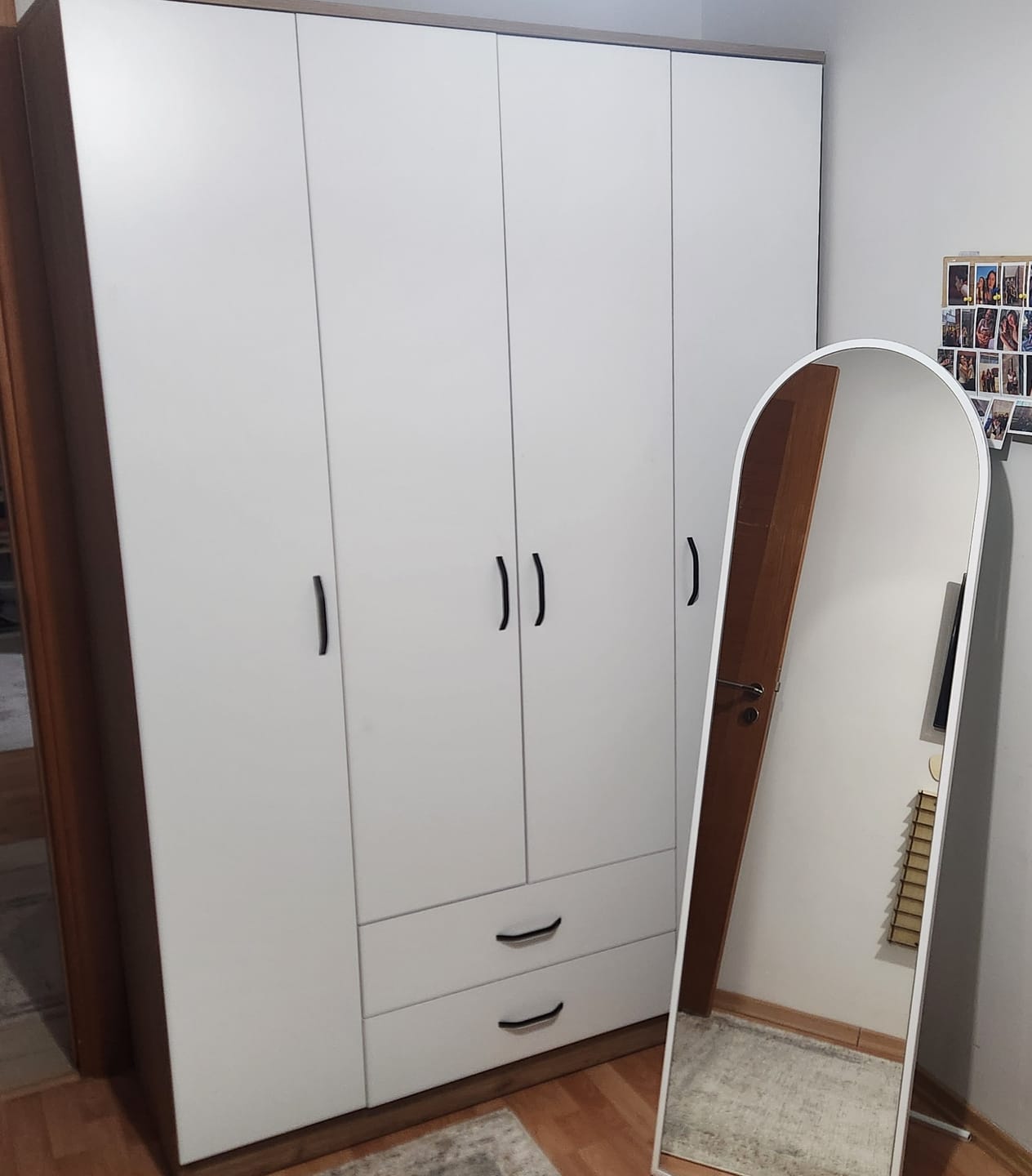 Customer photo review of Rani BA112 Geniş Gardırop Elbise Dolabı 4 Kapaklı 2 Çekmeceli 13 Raflı 1 Askılı Sepet Ceviz - Beyaz
