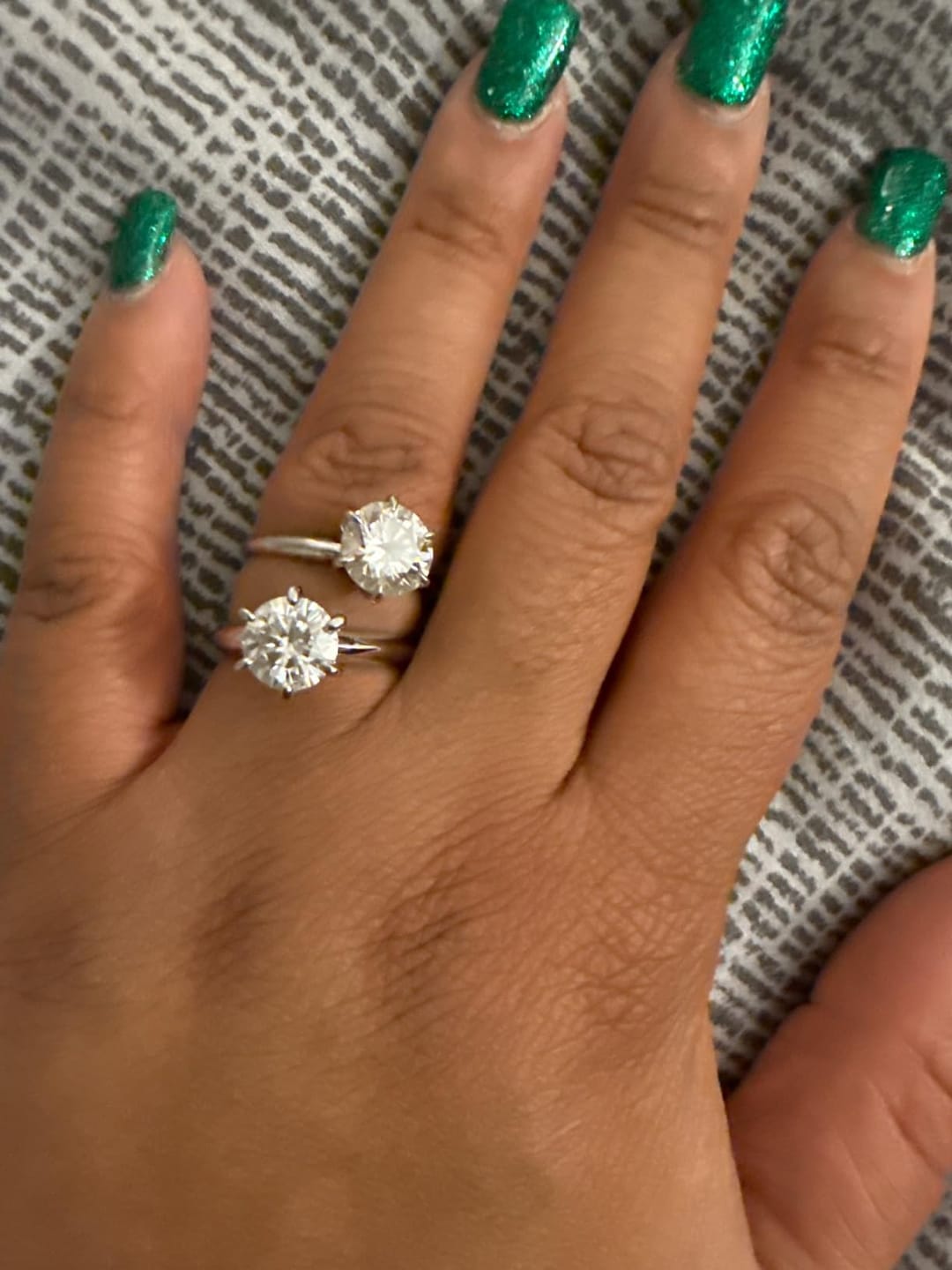 Customer photo review of Rodiffy Moissanite 2.0 Ct ～3.0Ct Round Cut 6 Prong White Gold Engagement Ring
