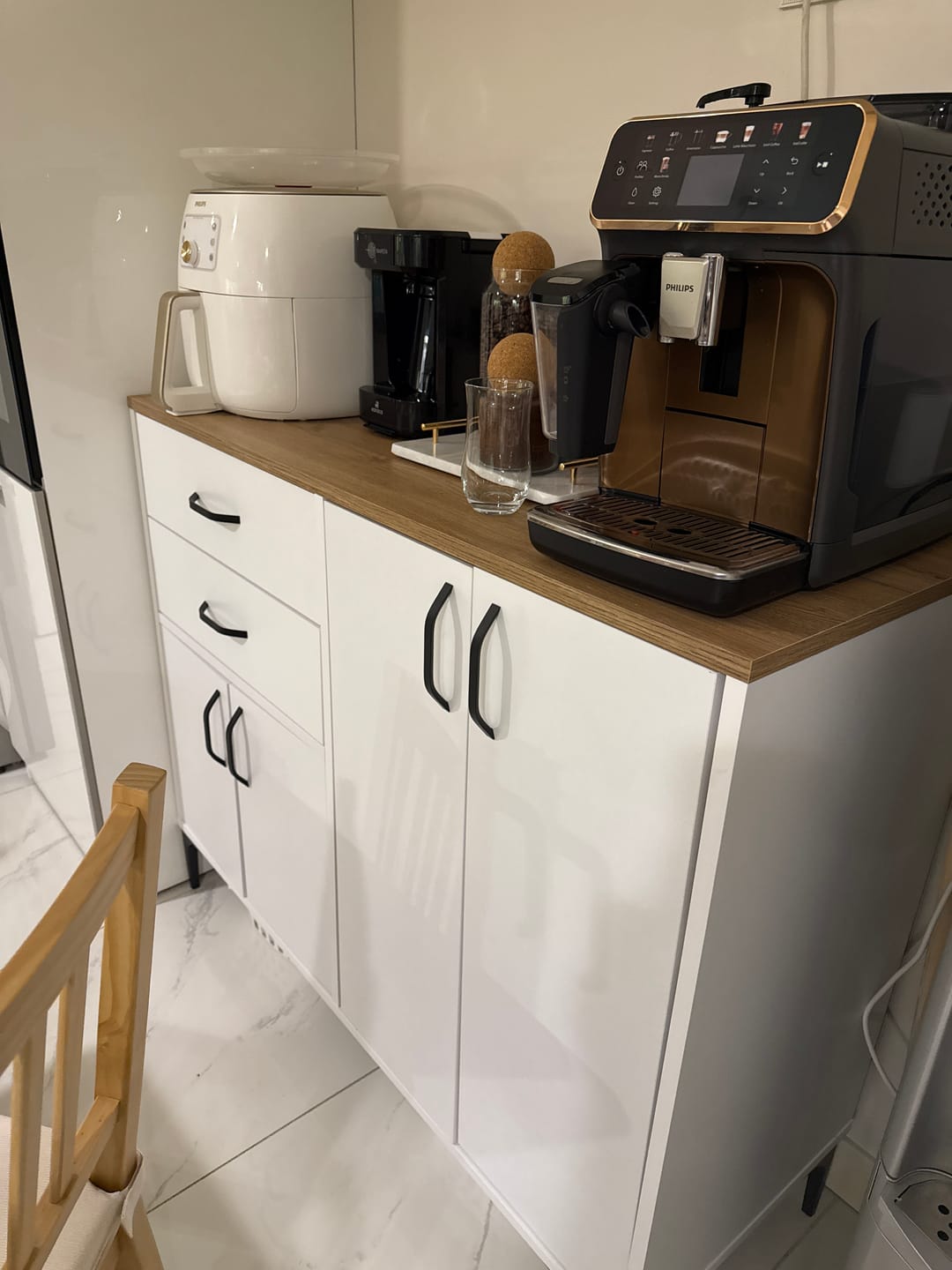 Customer photo review of Rani JE210 Kahve Köşesi Çok Amaçlı Dolap 4 Kapaklı 2 Çekmeceli Kiler Mutfak Dolabı Beyaz - Sepet Ceviz