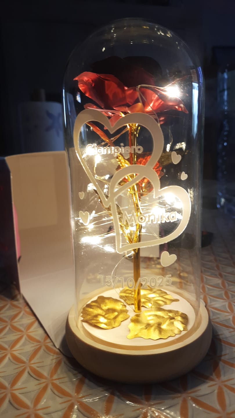 Customer photo review of Ti amo - Rosa eterna sotto campana di vetro con luce LED personalizzata con nomi e data dell'anniversario