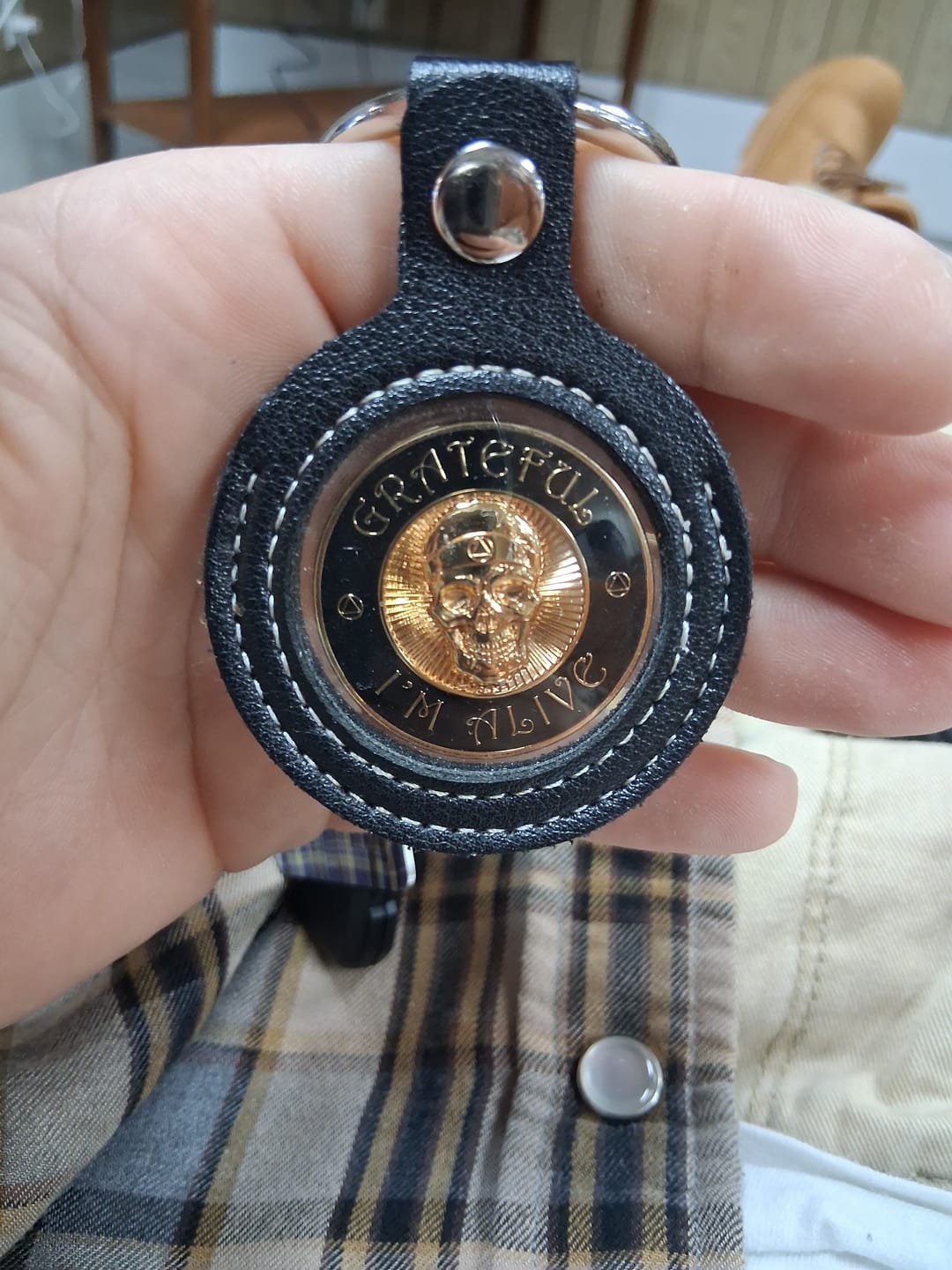Customer photo review of Grateful I'm Alive AA/NA 3D Sculpted Affirmation Recovery Medallion - Black / Gold