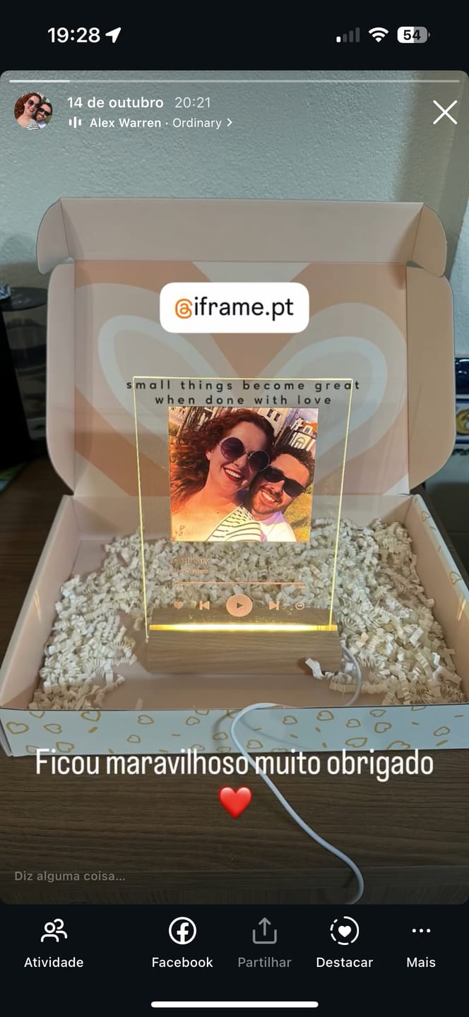 Customer photo review of Lâmpada Spotify Personalizável (Foto & Música)
