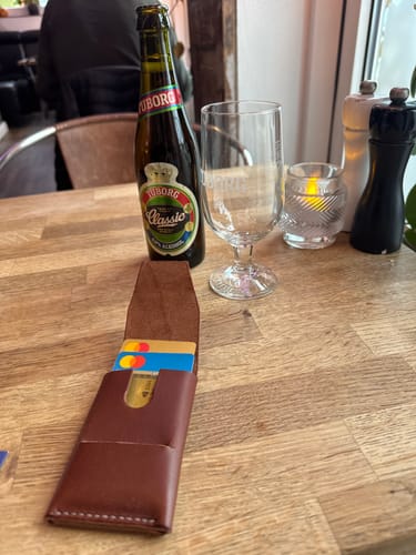 Customer photo review of Slimmad plånbok i äkta läder - Med halsrem