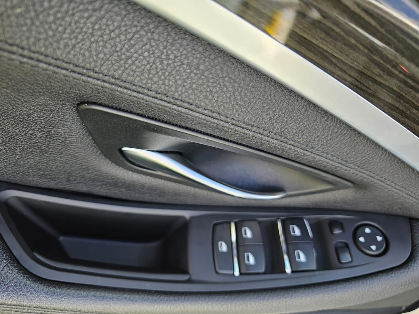 Customer photo review of SPCRSO Inner Door Pull Handle Panel Cover. Covering Panel for BMW 5 Series F10/F11 Models. no-disassembly car Door. Suitable for BMW 520. 523. 525. 528. 530. 535 from 2011 to 2017