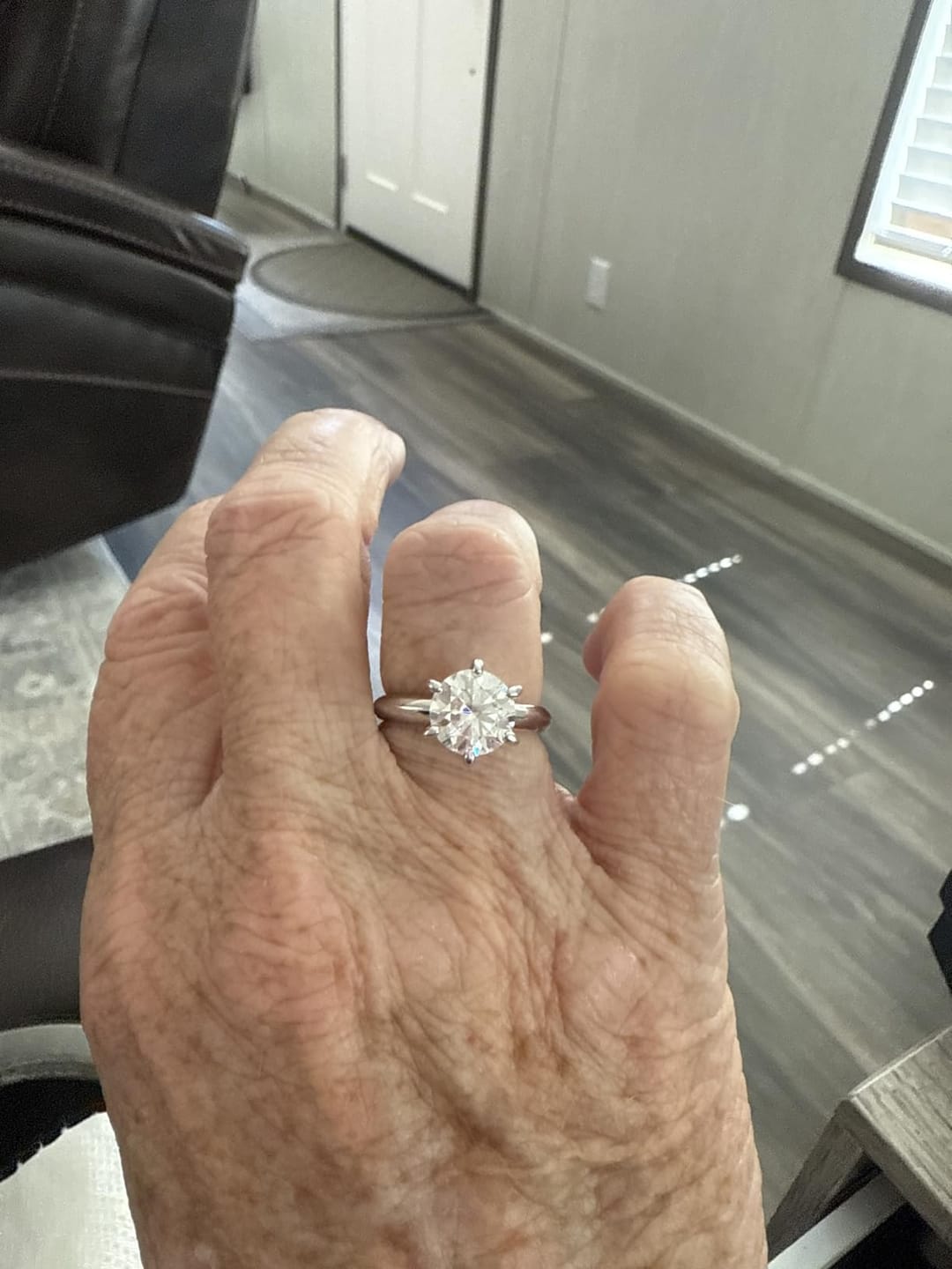 Customer photo review of Rodiffy Moissanite 2.0 Ct ～3.0Ct Round Cut 6 Prong White Gold Engagement Ring