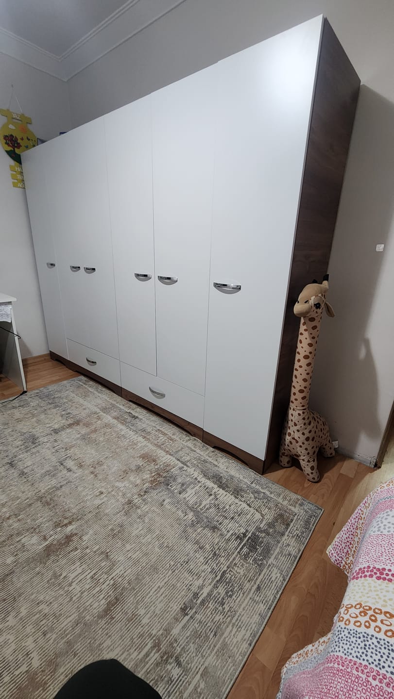 Customer photo review of Rani F4 Geniş Gardırop Elbise Dolabı 6 Kapaklı 2 Çekmeceli 12 Raflı 2 Askılı Tek Modül Minyatür Ceviz - Beyaz