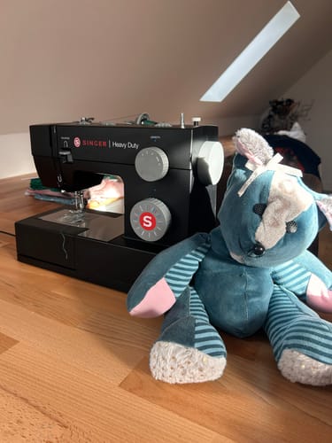 Customer photo review of Singer Heavy Duty 4432 Black Limited Edition Sewing Machine - Most popular Heavy Duty machine in 2025. Strong mechanical machine - New 2025 model