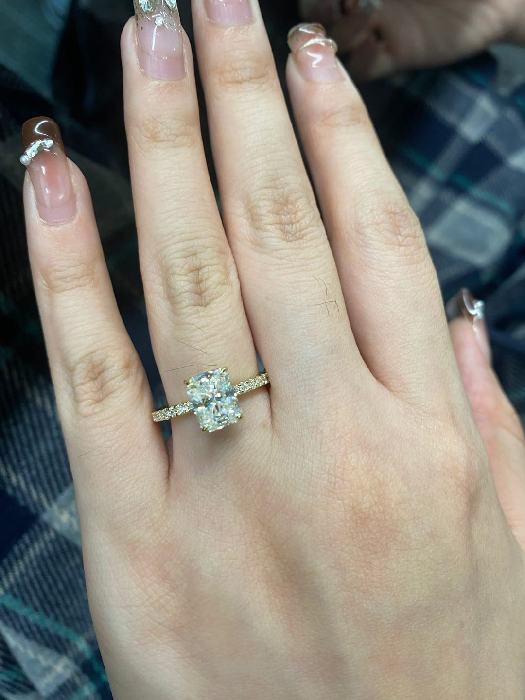 Customer photo review of S925 Rodiffy Moissanite 2.0 Ct~4.0 Ct Radiant Cut Yellow Gold/White Gold Engagement Ring For Women