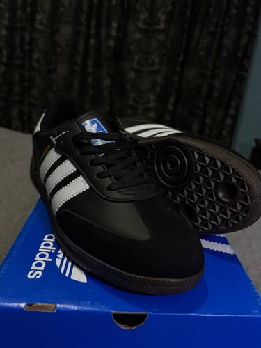 Customer photo review of Tenis Samba Negro Blanco