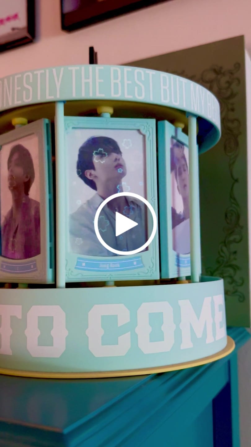 Customer video review of PREMIUM HOLOGRAPHIC PHOTOCARD SLEEVES - SAKURA VERSION