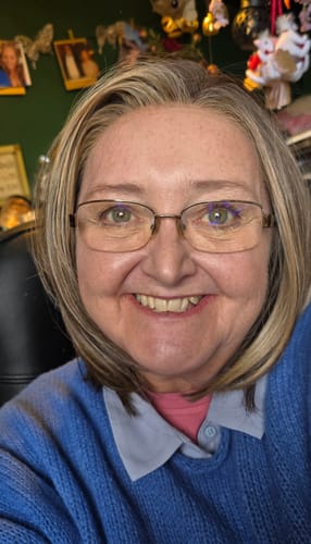 Customer photo review of [PRE-ORDER] JBEXTENSION KHLOE MONO Monofilament Handmade Wig 6X5 Full Monofilament Hand Tied Top Wig 12 Inches Bob Cut Hazelnut Blonde Highlight Mono Lace Handmade Futura Fiber Wig With Anti-slip Silicone Strips Glueless Wig KHLOE MONO【BENDY EAR TABS】