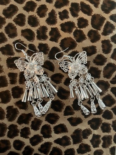 Customer photo review of Mariposa Dangle Arracadas