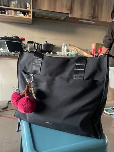 Reseña con foto de un cliente sobre Cartera De Hombro Notebook Nylon Icónica
