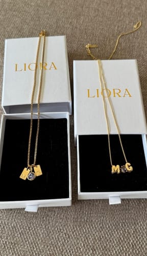 Customer photo review of Collar de Iniciales con Piedra de Aniversario