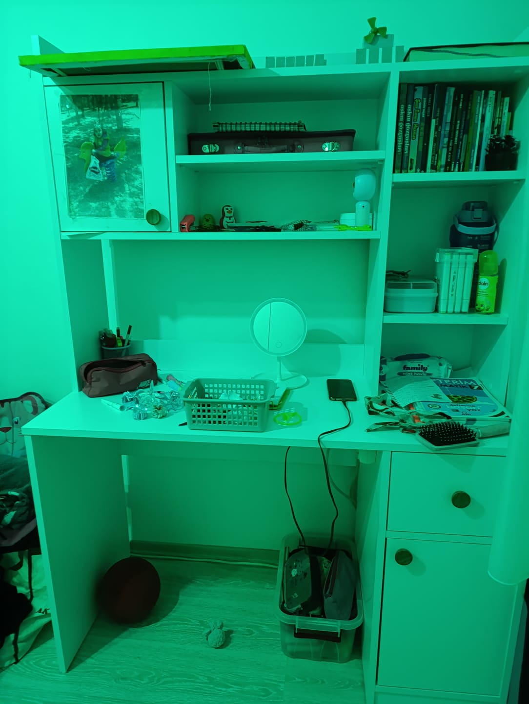 Customer photo review of Rani HA128 Kitaplıklı Raflı 2 Kapaklı 1 Çekmeceli Çalışma Ofis Bilgisayar Masası Beyaz