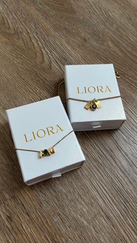 Customer photo review of Collar de Iniciales Bubble con Piedra de Aniversario