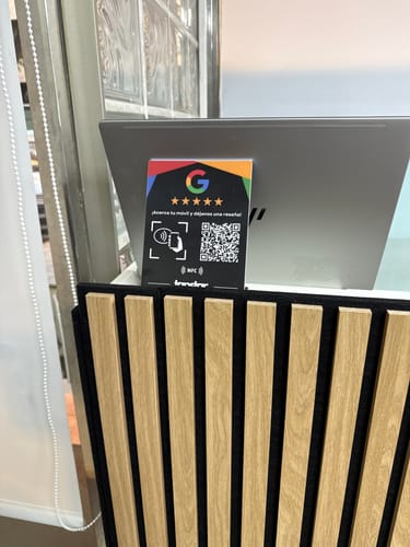Customer photo review of Expositor Reseñas Google NFC y QR