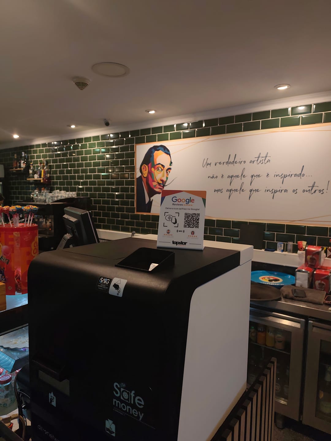 Customer photo review of Expositor de Avaliações Google com NFC e QR