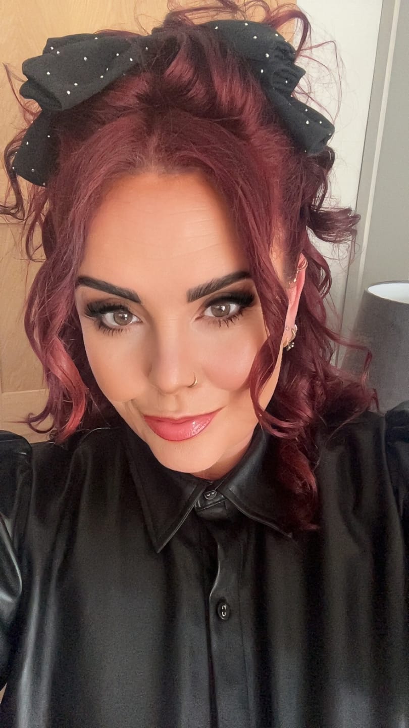 Customer photo review of Stranded 16" One Piece Curly Clip-in Hair Extension #118 Cherry Blossom