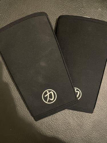 Customer photo review of Strength Shop 7mm Inferno Neoprene Knee Sleeves - Black - IPF Approved (Pair)