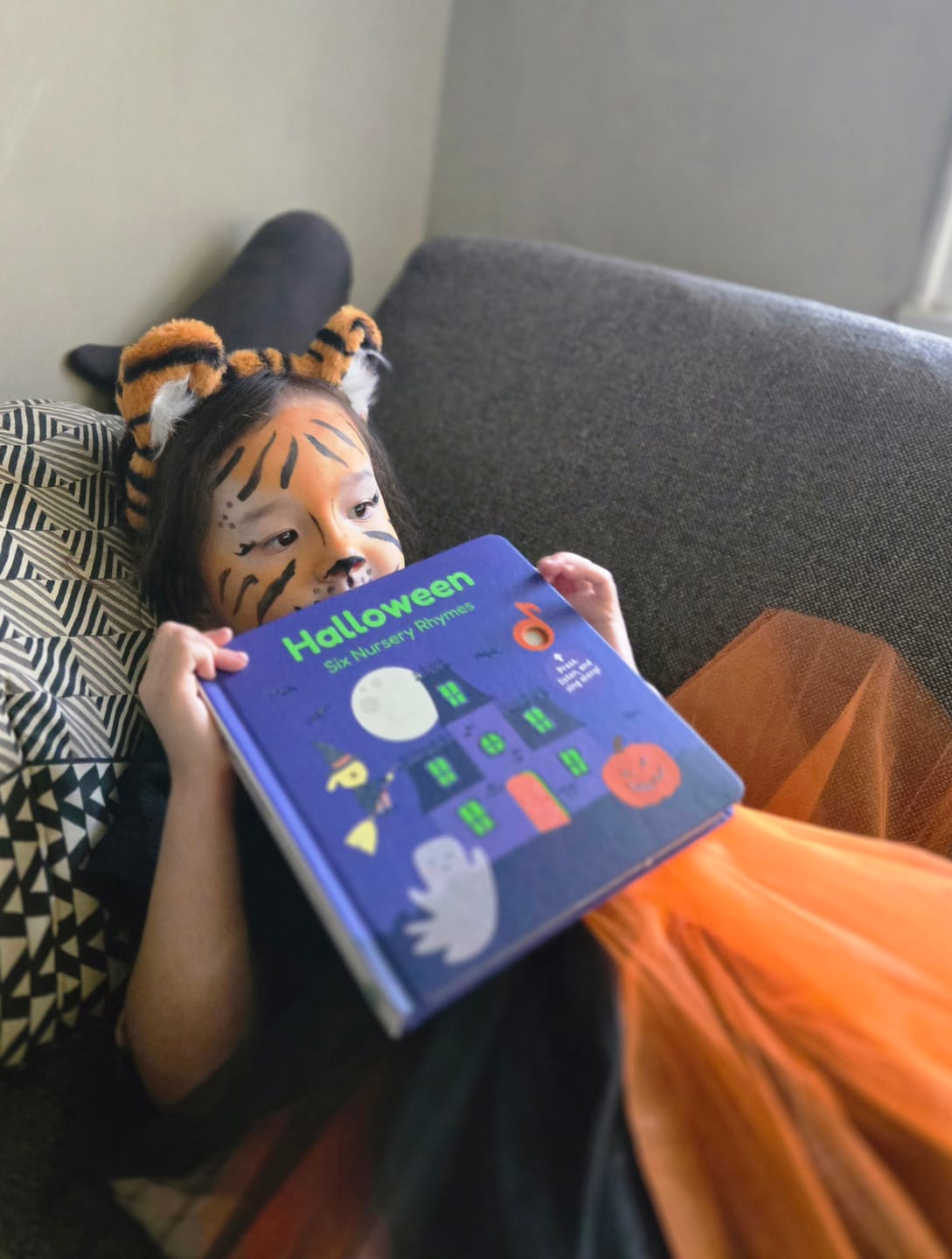 Customer photo review of Halloween Nursery Rhymes Glow-in-the-Dark - Rechargeable sound book