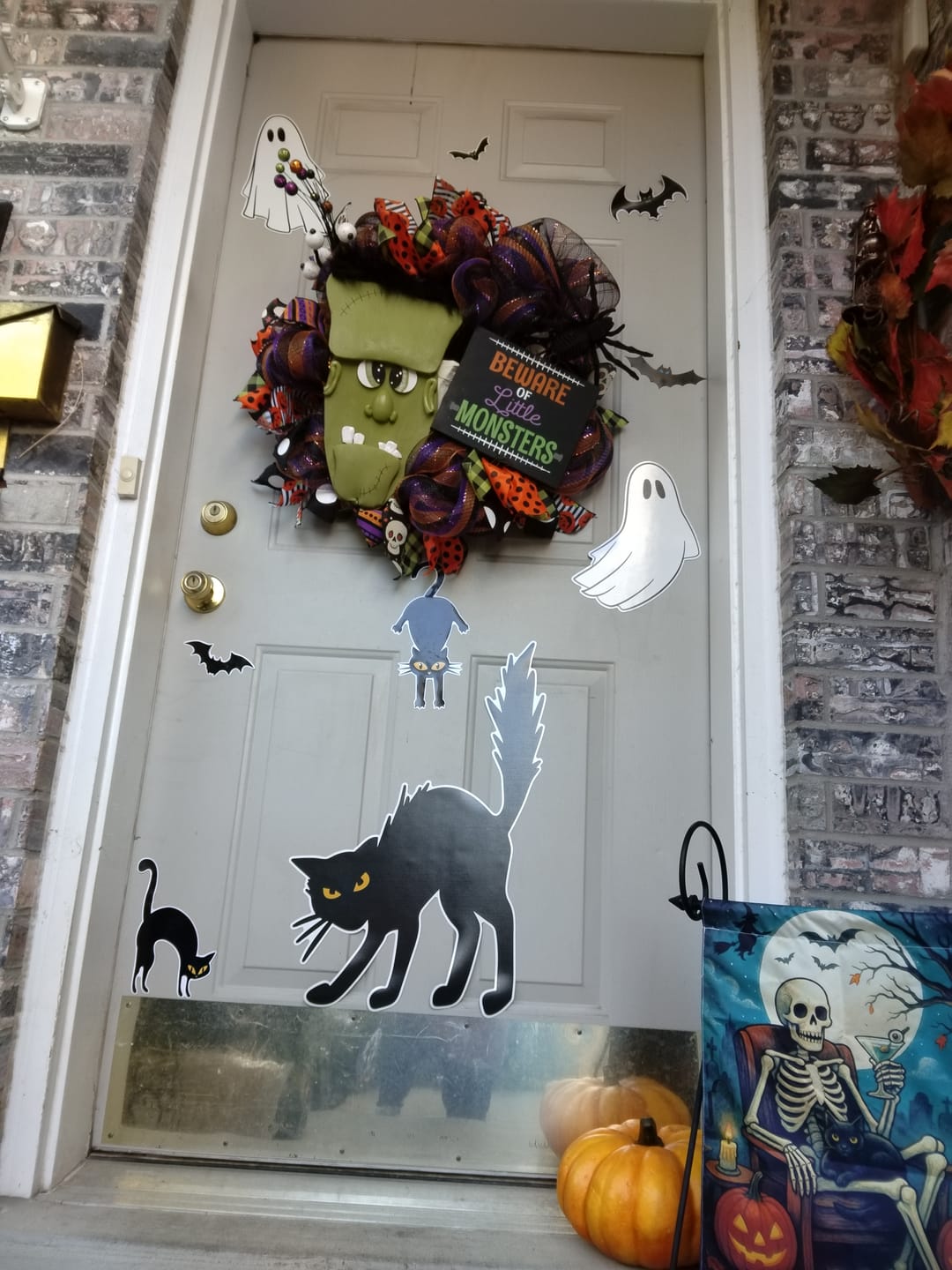 Customer photo review of Black Cat Scare Halloween Magnet
