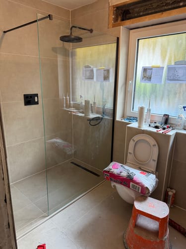 Customer photo review of SONNI Begehbare Dusche Duschabtrennung Duschwand 10mm Schwarz Duschabtrennung Duschkabine Nano ESG 80-140cm