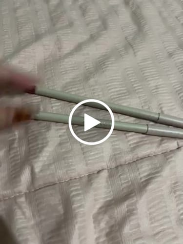 Customer video review of LÁPIZ DELINEADOR COLOR PENCIL