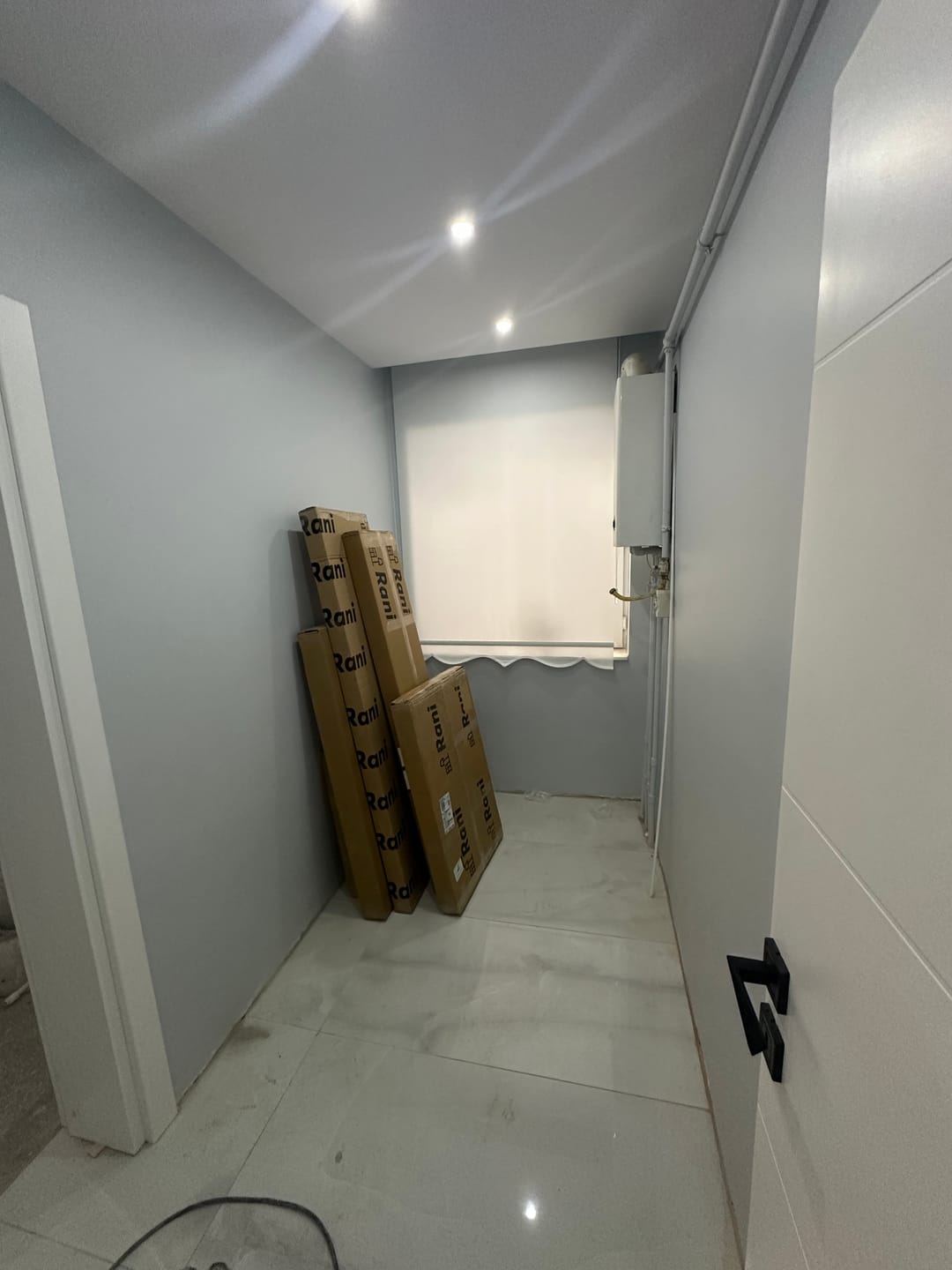 Customer photo review of Rani BA108 Geniş Gardırop Elbise Dolabı 4 Kapaklı 2 Çekmeceli 1 Raflı 2 Askılı Sepet Ceviz - Beyaz