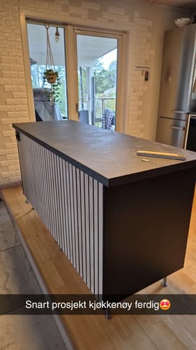 Kundeanmeldelse med bilde av Treverk sort matt kontaktplast