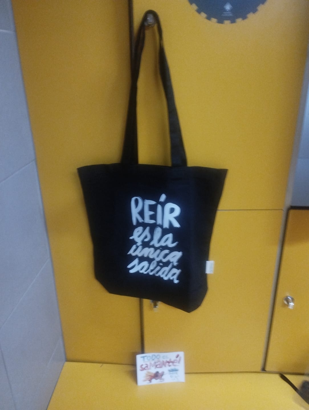 Customer photo review of Tote Bag "Reír es la única salida" tipográfico