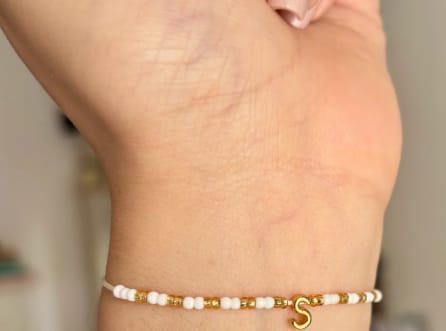 Customer photo review of Pulsera Bolitas Doradas y Perlas Con Inicial
