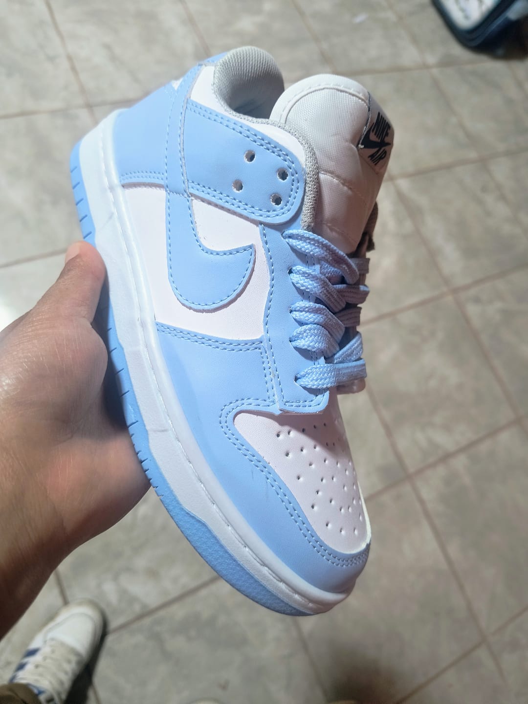 Customer photo review of Tenis Dunk Low Blanco Cielo
