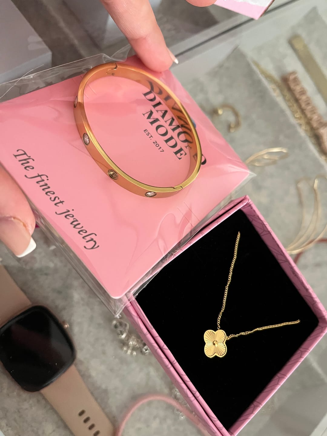 Customer photo review of Shine Clover Kette | 18K vergoldet