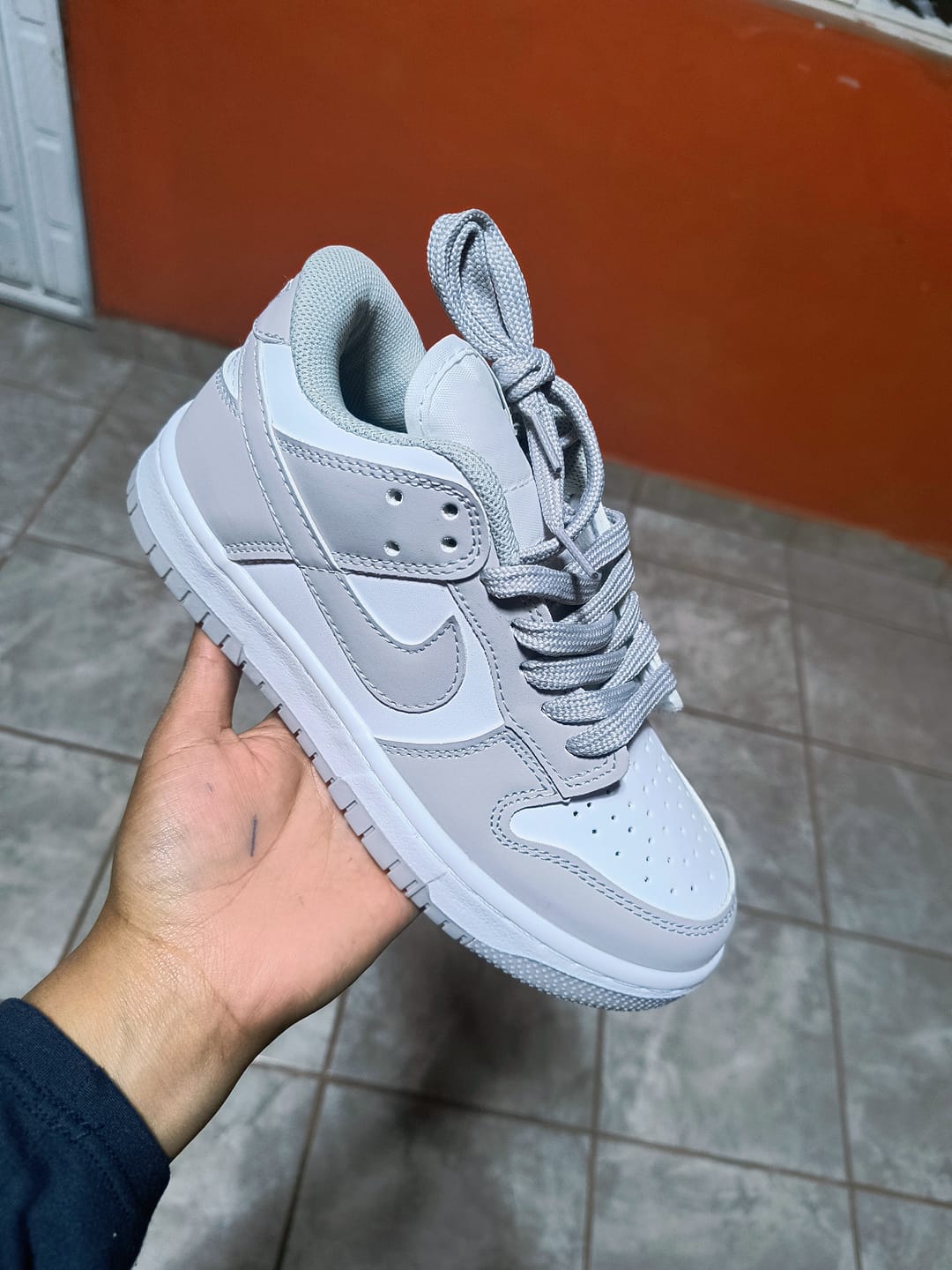 Customer photo review of Tenis Dunk Low Blanco Gris