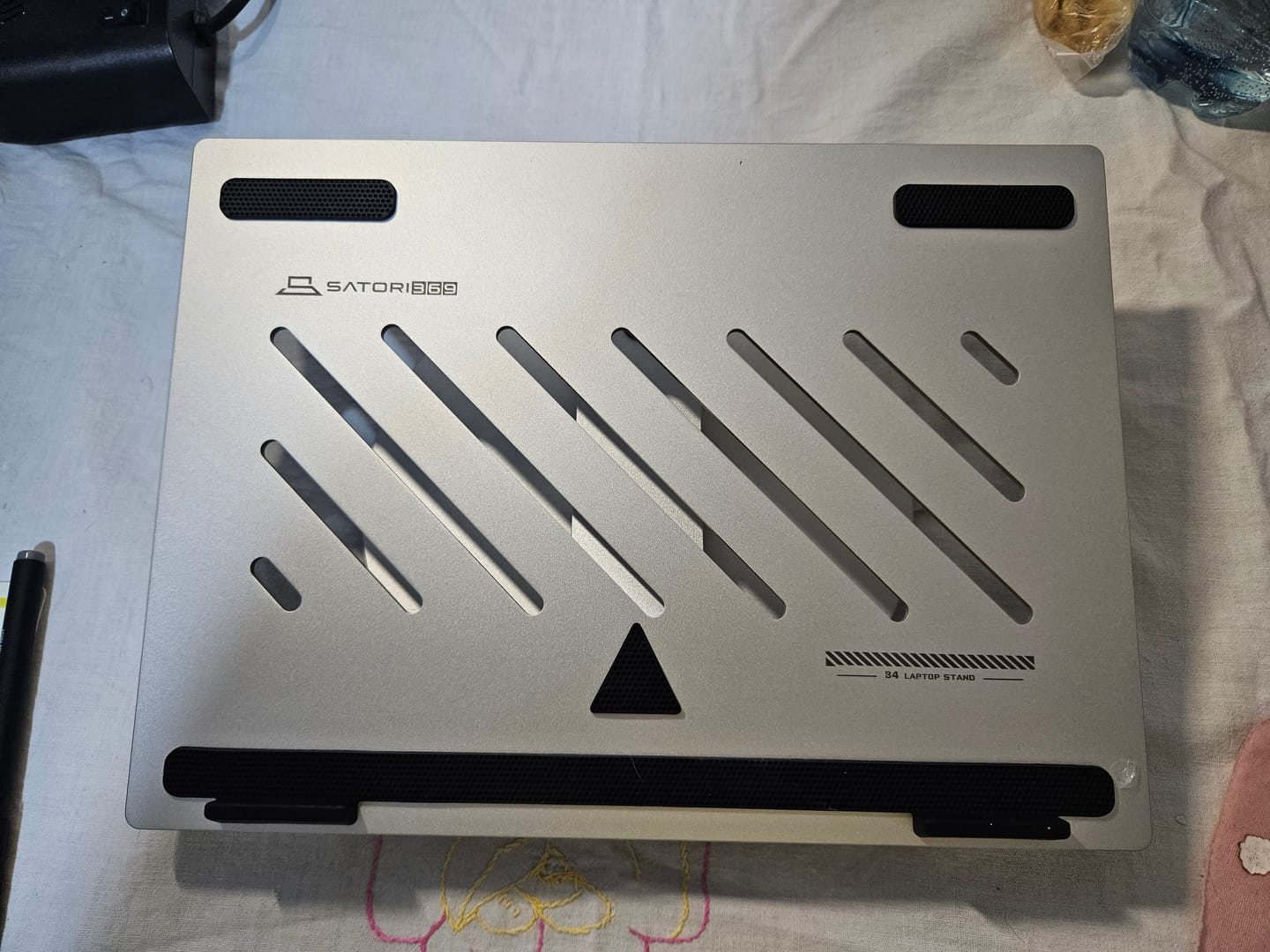 Customer photo review of Soporte Giratorio Premium para Laptop