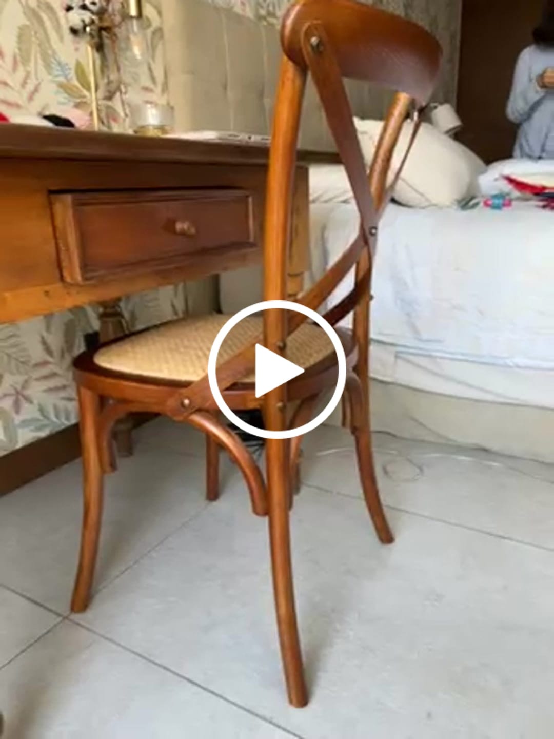 Customer video review of Silla Madera Tradition Rattan Nogal