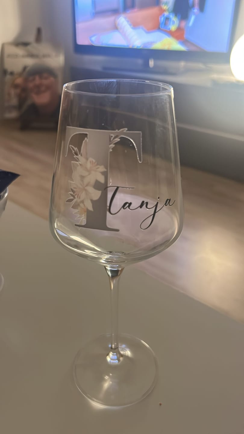 Customer photo review of Blume - Personalisiertes Weinglas mit Initiale und Namen für Dich und deine Freundinnen