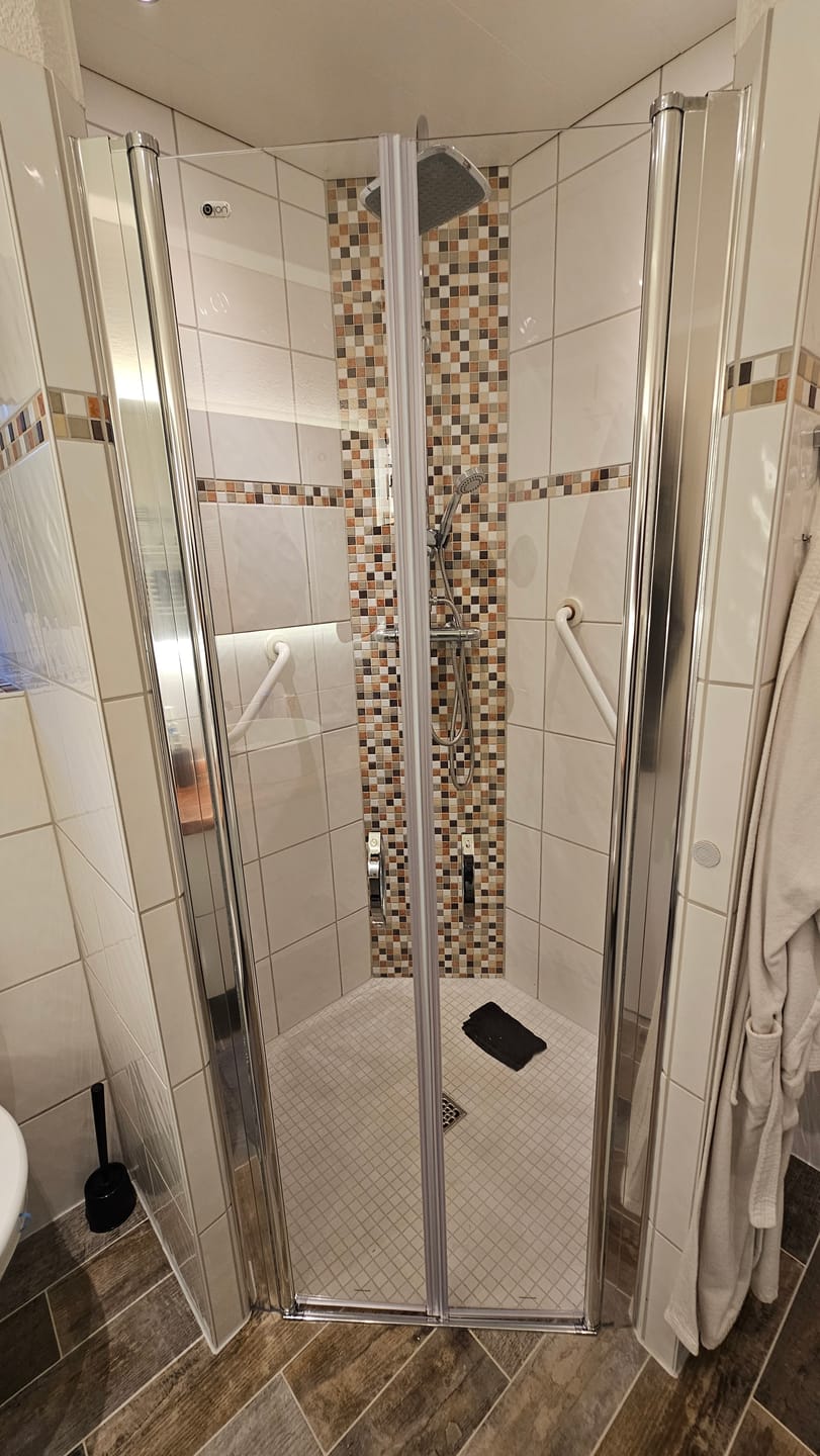 Customer photo review of Duschtür Nische mit Pendeltür, Duschkabine Nischentür Dusche - Klarglas
