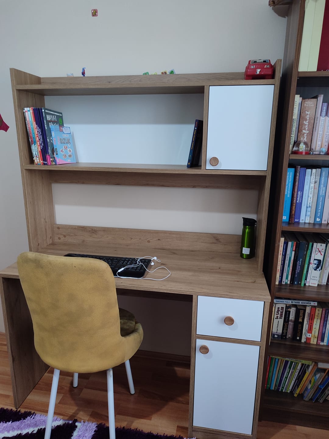 Customer photo review of Rani HA127 Kitaplıklı Raflı 2 Kapaklı 1 Çekmeceli Çalışma Ofis Bilgisayar Masası Sepet Ceviz - Beyaz