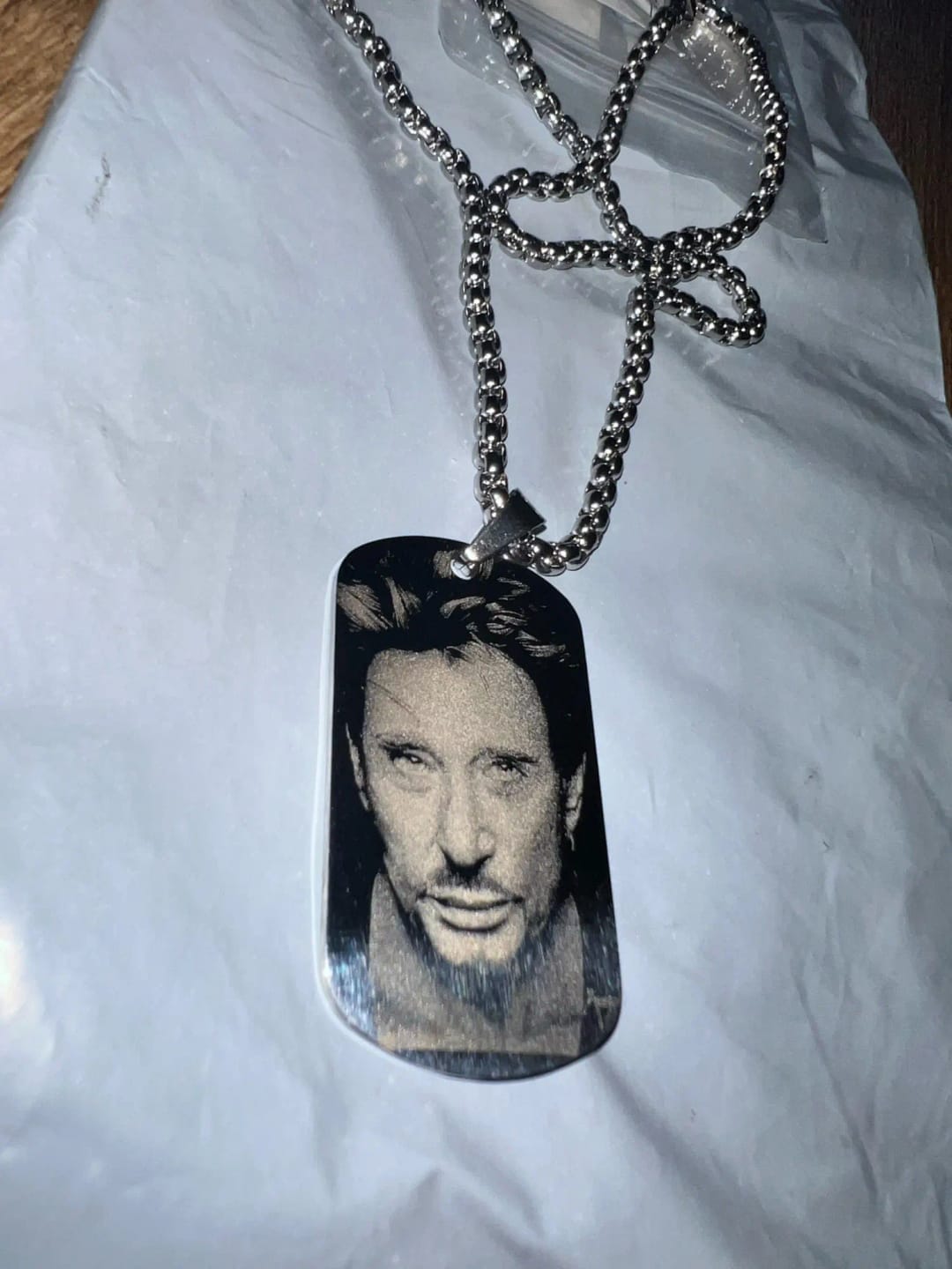 Customer photo review of Collier plaque Johnny Hallyday Goodbye