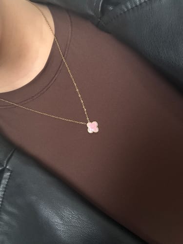 Customer photo review of Rosa Perlmutt Clover Kette | 18K vergoldet