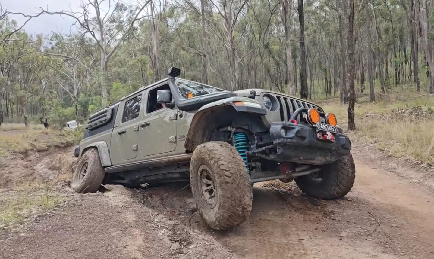 Customer photo review of Maxtrax - Flat Rack Mount Universal & MK2/LITE MPS 17MM - MTXFRMMPSU