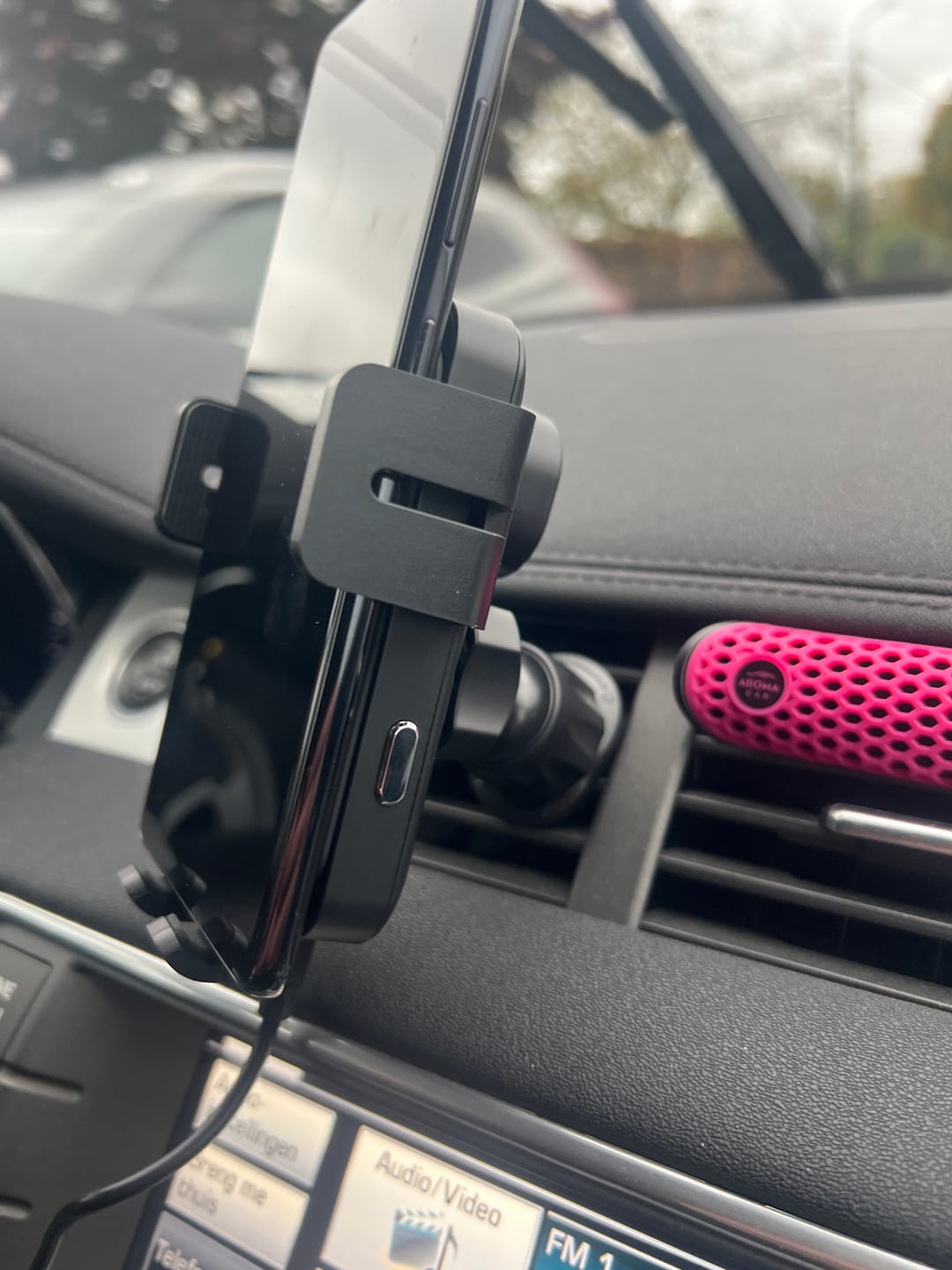 Customer photo review of WEGMAN™ Telefoonhouder Auto met 15W QI Draadloze Oplader - Autolader