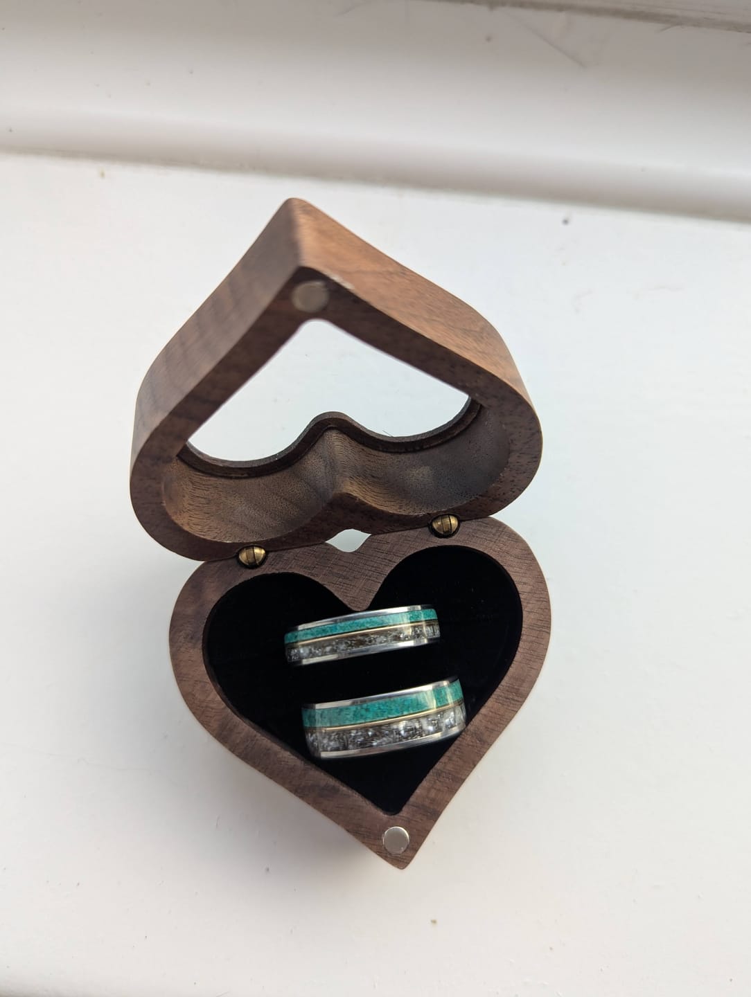 Customer photo review of Flat tungsten ring filled with moonstone and emerald divided by 18k yellow gold wire 6 mm for Rin