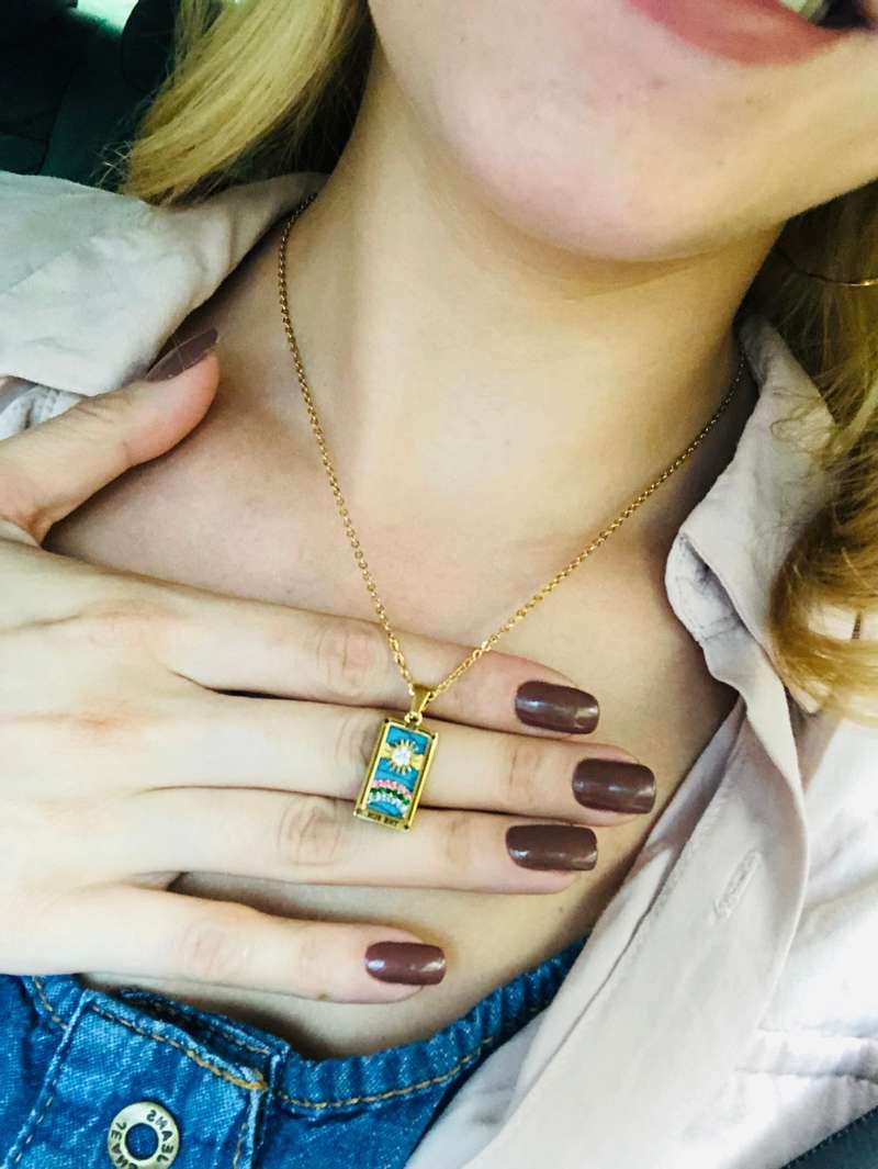 Customer photo review of Colección Tarot - Collares con Colgantes de las Cartas (Chapado en Oro 18K)