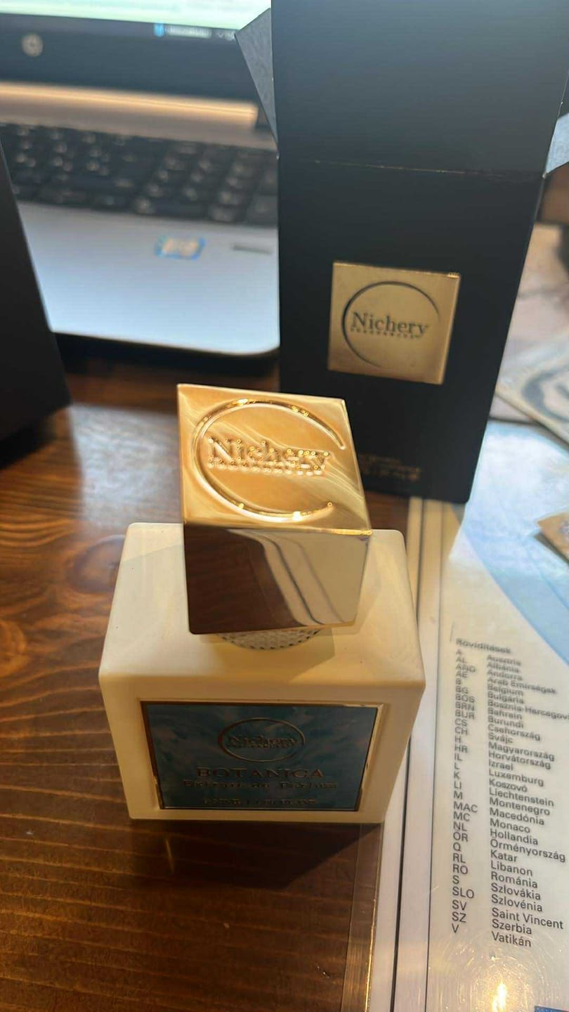 Customer photo review of 6x2 ml Női & Unisex csomag: Kiss Me in Paris-Red Carpet-Botanica-Midnight Desire-Heartbreaker-Etheris