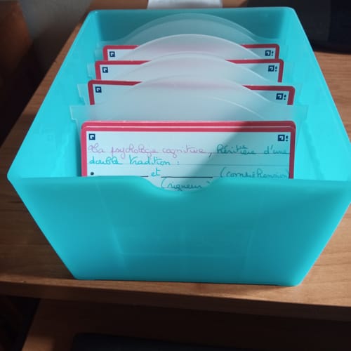 Avis photo d'un client sur OXFORD FLASHBOX # Capacité : 500 flashcards Flash 2.0 (7,5x12,5 cm) - Polypropylène - Bleu pastel