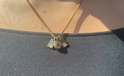 Customer photo review of Collar de Iniciales con Piedra de Aniversario